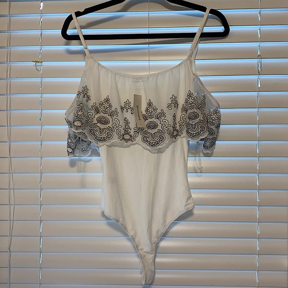NWT SADIE & SAGE WHITE BODY SUIT WITH LACE SLEEVES - Picture 3 of 6